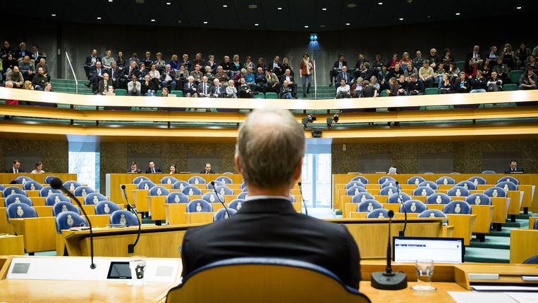 Minister Henk Kamp kijkt naar de Groningers op de publieke tribune tijdens het plenaire debat over gaswinning in Groningen Beeld anp