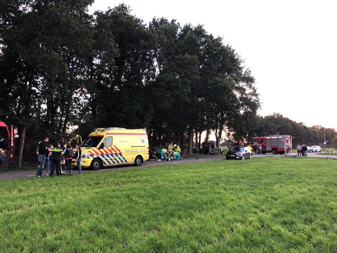 Hulpverleners op de plek van het ongeluk in Putten.