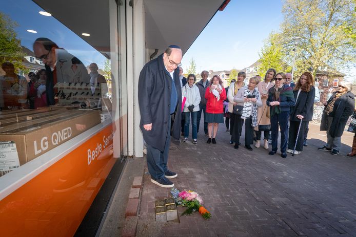 Carlo Bachrach staat nog even stil bij de vier Stolpersteine die ter nagedachtenis aan vier van zijn omgekomen familieleden zijn geplaatst.