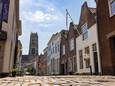 Kerkstraat 10 in Zaltbommel, met vlaggenstok en verkocht-bord.