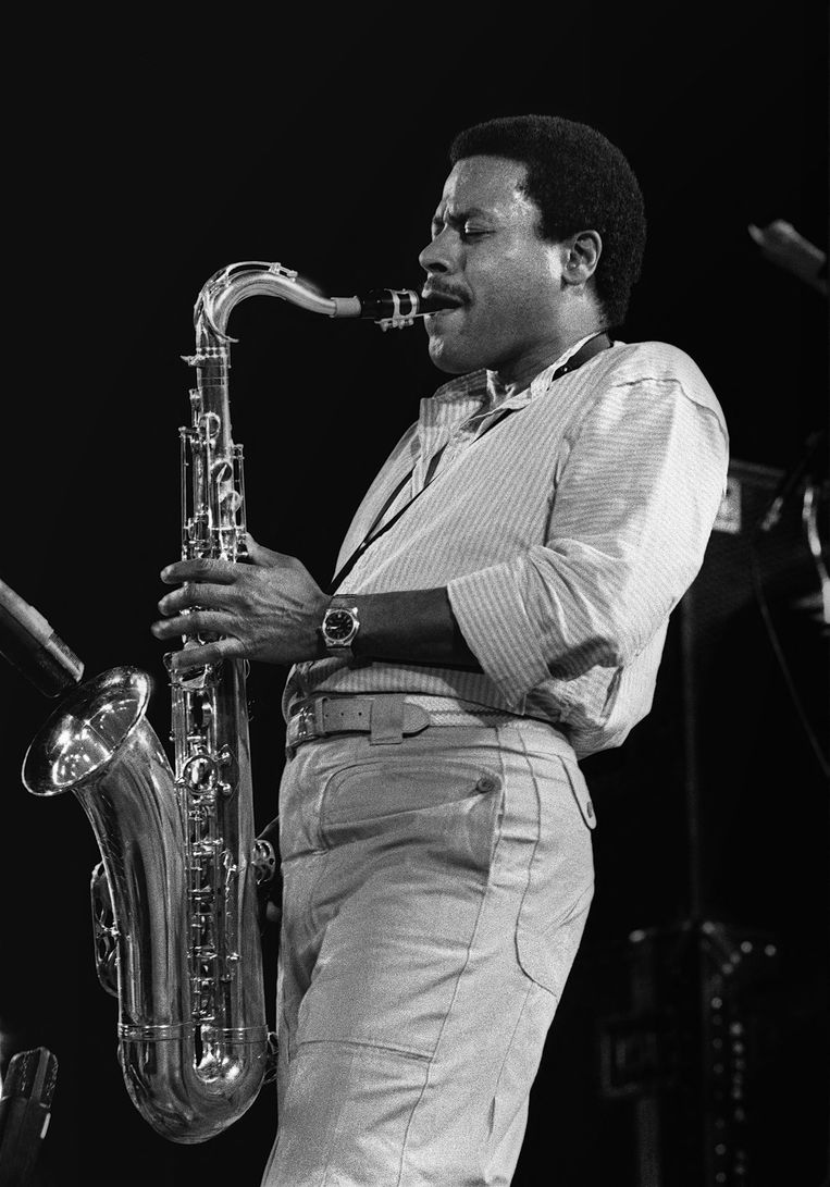 Wayne Shorter in 1984 met zijn jazzrock-band Weather Report op het jazzfestival in het Franse Juan-les-Pins. Beeld AFP