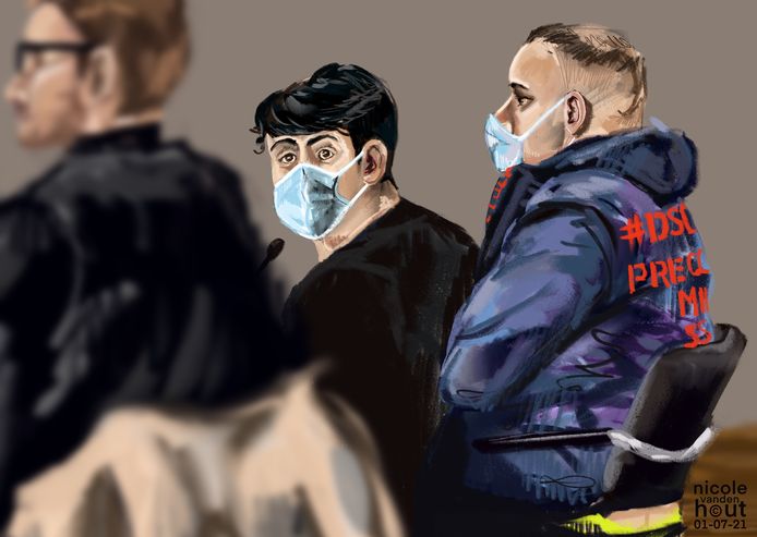 Justitie eist in hoger beroep opnieuw een celstraf van twee jaar tegen drugsdealer ‘Bolle’ (midden). Die werd eerder veroordeeld tot 20 maanden cel.