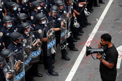 New York réduit le budget de sa police d'un milliard de dollars