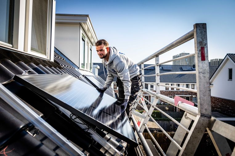 De installatie van zonnepanelen in Vlaardingen. Beeld ANP