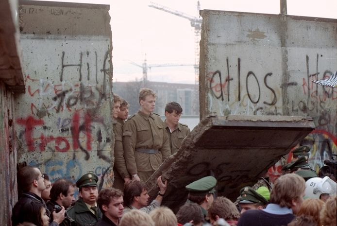hoe de berlijnse muur eigenlijk per ongeluk viel na vergissing van een man buitenland hln be