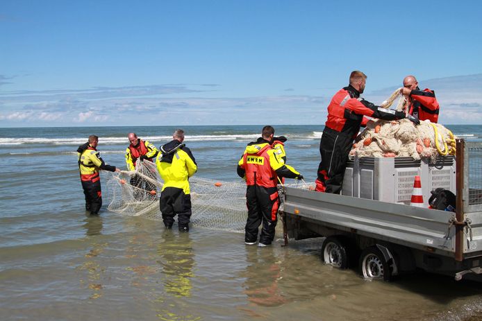 De SOAD (Stichting Opsporings Apparatuur Drenkelingen) in actie tijdens de zoektocht naar het vermiste meisje voor de kust van Ameland vorig jaar.