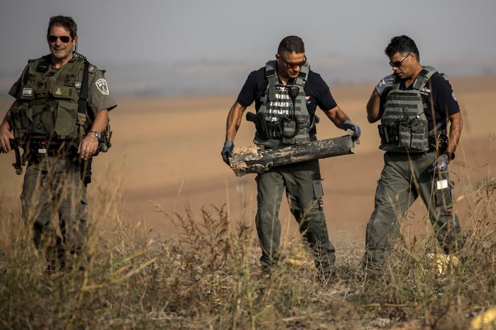 Israëlische agenten met een raket afgevuurd uit de Gazastrook bij Ashkelon.