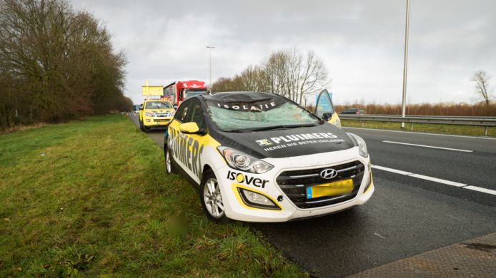 Een auto is geraakt door een boom.