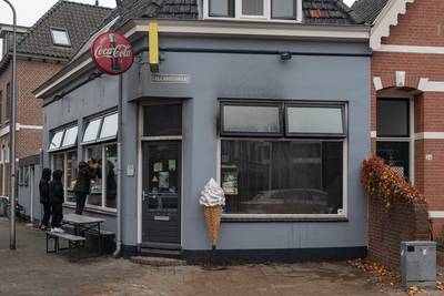 Buurt begint inzameling voor afgebrande snackbar in Deventer: ‘Het zijn super lieve en attente mense