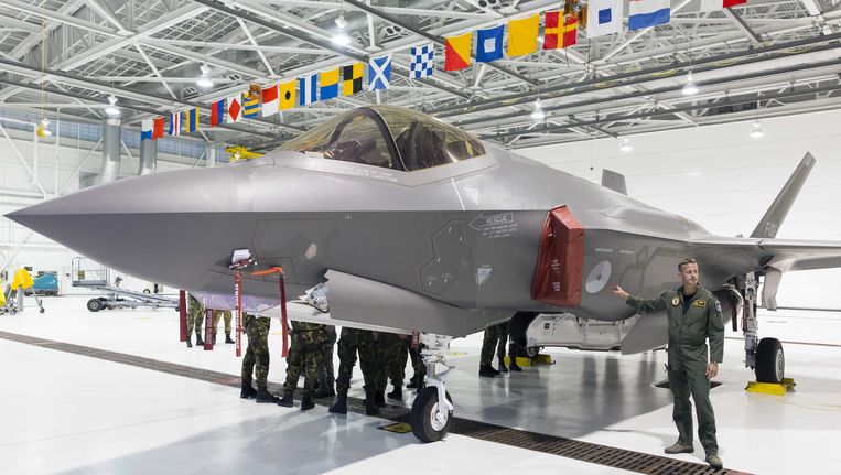 Nederlandse vliegers van de Koninklijke Luchtmacht bij de Joint Strike Fighter (JSF), vorig jaar op de Eglin Air Force Base in Florida. Op deze basis is de internationale test- en trainingsfaciliteit van de JSF gevestigd. Beeld ANP