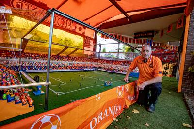 Als Oranje aftrapt in Qatar, gaat Rien in Bakel er goed voor zitten: ‘Dan is mijn voetbalstadion kla