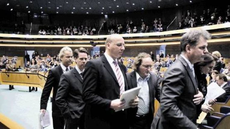 Op 26 maart verlieten Wilders en de zijnen demonstratief de Tweede Kamer, hun collega's in verwarring achterlatend. (FOTO WERRY CRONE, TROUW ) Beeld 