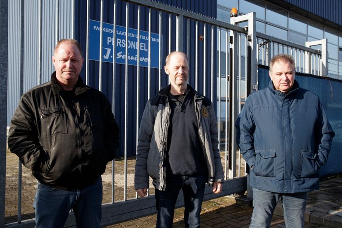 De broers Willem, Bennie en George Schrijver voor het pand van Daalder, dat vroeger van deze broers was. Het bord ‘Schrijver Sloopwerken’ hangt nog op de gevel.