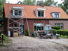 Bewoners met handen in haar nu de gemeenten Deventer én Olst-Wijhe eisen dat hun schuur plat moet