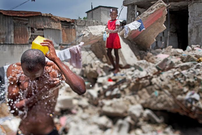 Foto van een sloppenwijk in Haïti na de vernietigende aardbeving.