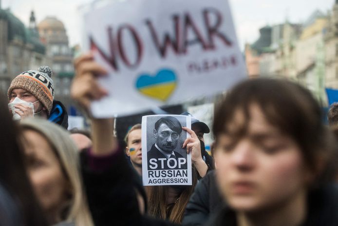 De Russische agressie wordt op deze prent vergeleken met de Tweede Wereldoorlog.