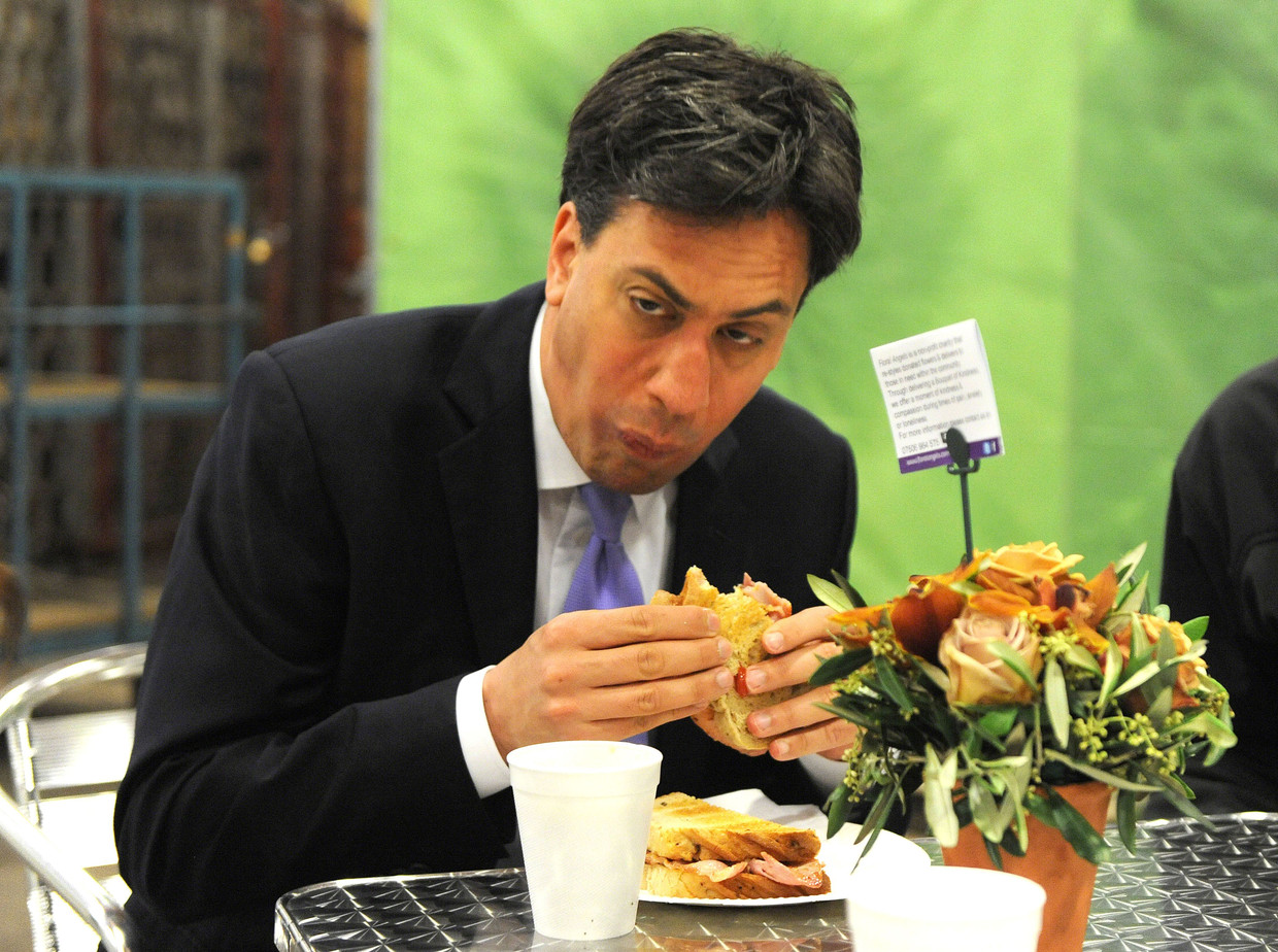Het geworstel van Ed Miliband met het broodje. Beeld Hollandse Hoogte