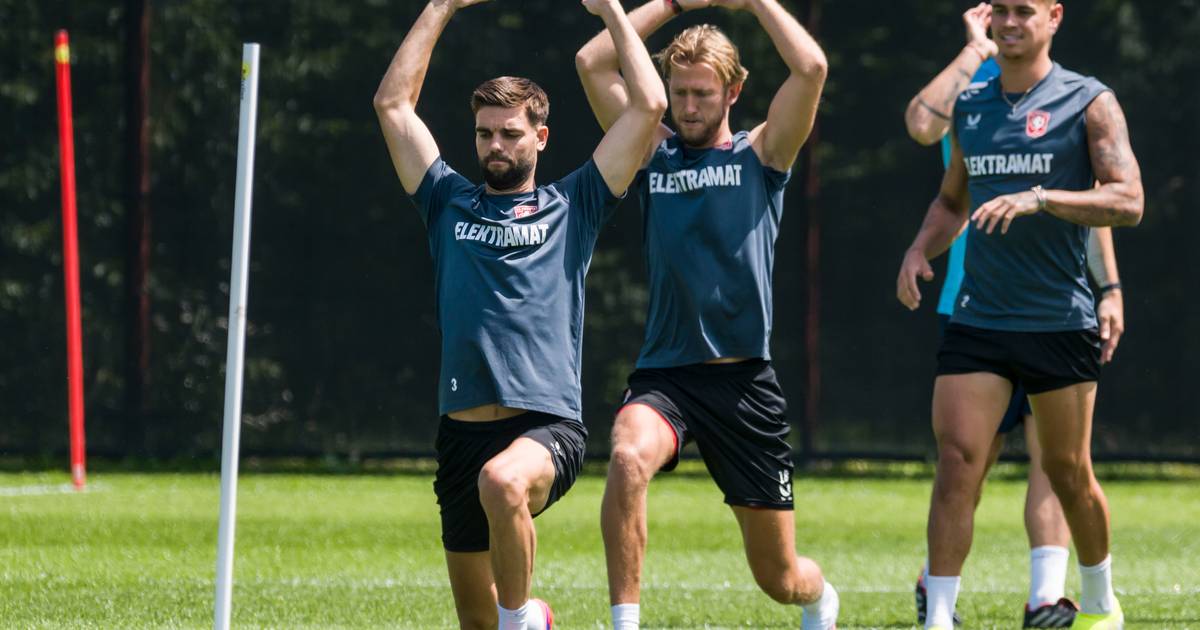 FC Twente-trainer Joseph Oosting onder indruk van saamhorigheid meteen na ongeval: ‘Daarom ga je van deze club houden’.
