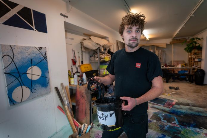Ide André in zijn tijdelijke atelier in motel Spatie.