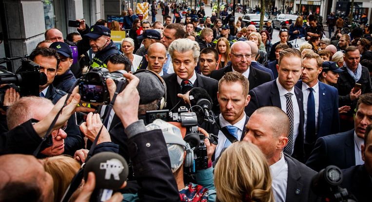PVV-leider Geert Wilders bezoekt Dordrecht om te flyeren tegen het akkoord tussen de EU en Oekraïne. Beeld ANP