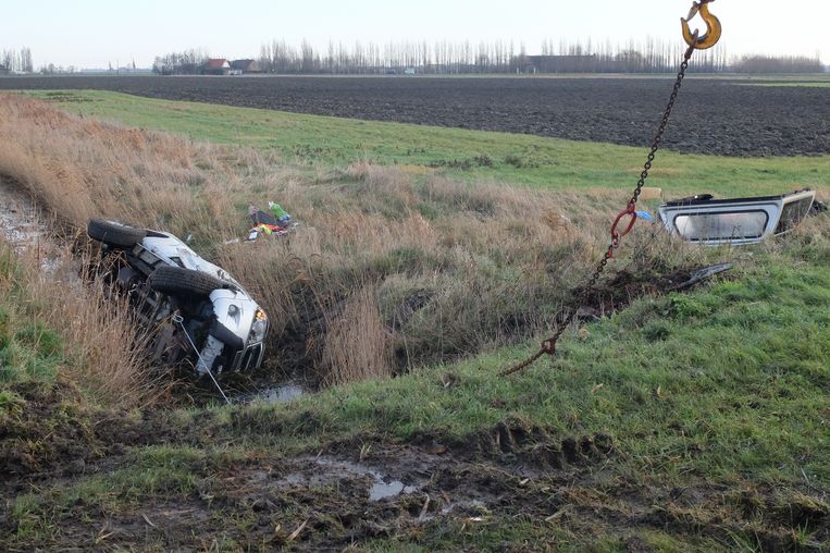De pick-up eindigde zwaar gehavend in een diepe sloot.