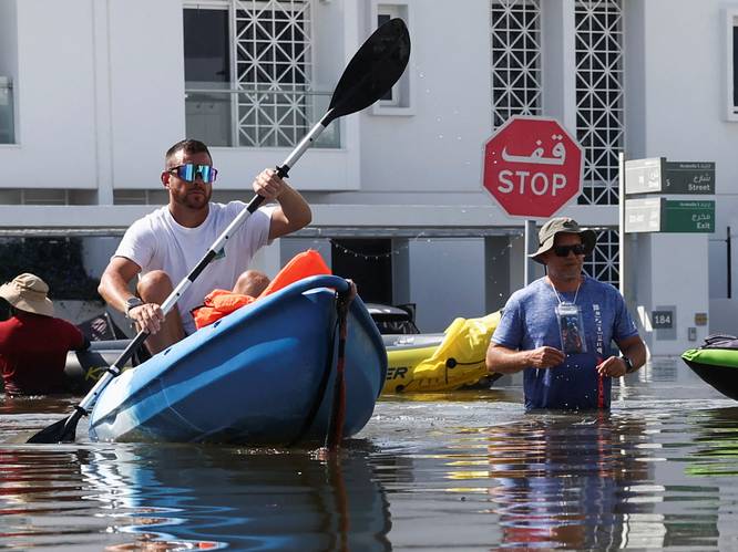 Zondvloed in Dubai zorgt voor overlast en opvallende beelden, mensen evacueren zichzelf met kajaks