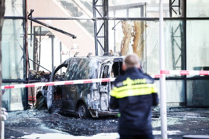 Een auto is de voorgevel van dagblad De Telegraaf binnengereden. Daarna is hij in brand gevlogen.