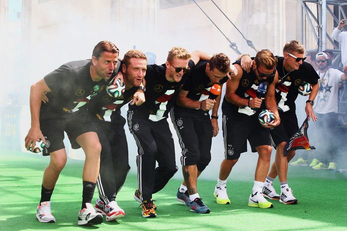 Roman Weidenfeller, Shkodran Mustafi, Andre Schürrle, Miroslav Klose, Mario Götze en Toni Kroos vieren de wereldtitel van Duitsland.