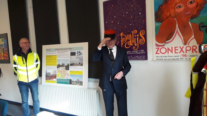 Burgemeester jan Boelhouwer speelt even stationschef. Onder goedkeurende blik van vrijwilliger Hugo Vanderniesten.