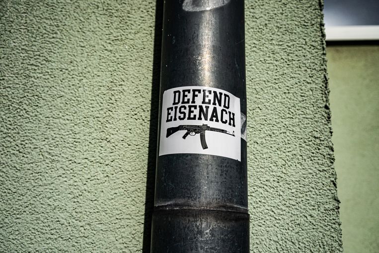 ‘Defend Eisenach’-stickers hangen overal in de stad.  Beeld Joris van Gennip