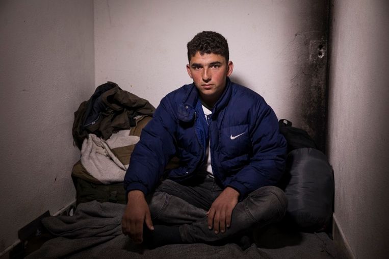 Sami, 17, Kobani, Syrië. Sami vluchtte vijf jaar geleden met zijn ouders vanuit Syrië naar Turkije. Hij werkte er als knechtje in een distributiecentrum, waar hij dagen van 17 uur maakte. Toen hij ziek werd van het werk, besloot hij naar Europa door te reizen. Zijn reis leidde o.a via de nieuwe, gevaarlijke route door de bergen van Montenegro. 'De bergen zijn daar zo stijl als een muur,' vertelt Sami. Hij kent de gevaren van de volgende 'etappe' op zijn reis. Toch heeft hij er vertrouwen in dat hij het haalt. 'GPS is onze vader en moeder geworden.' Hij wil het liefst naar Noorwegen. Beeld 