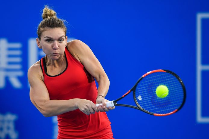 Simona Halep of Romania hits a return against Duan Yingying of China during their women's singles second round match at the WTA Shenzhen Open tennis tournament in Shenzhen in China's southern Guangdong province on January 3, 2018. / AFP PHOTO / - / China OUT