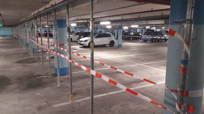 Almelo sluit parkeergarage na vallende betonbrokken