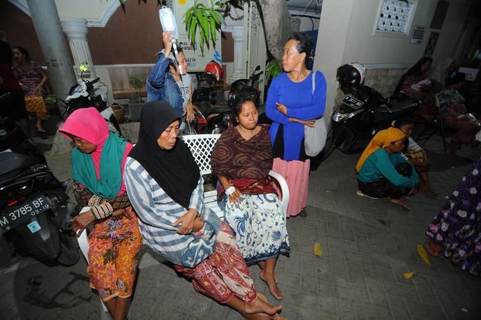 Patiënten zitten in de openlucht bij het Larasati-ziekenhuis in Pamekasan in het oosten van Java na de aardbeving.