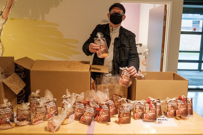 De dokwerkers gingen de pakketten met muffins overhandigen aan het personeel van De Mick.
