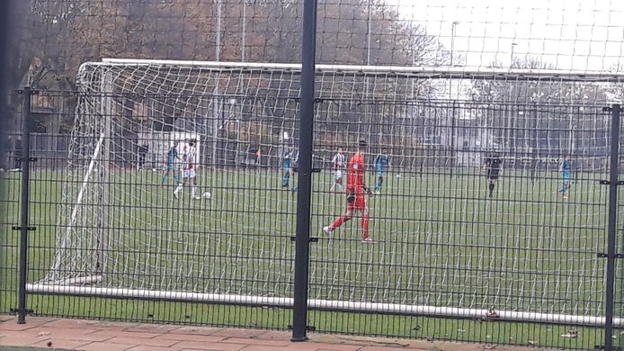Willem II oefende achter gesloten deuren tegen Sparta. Op de voorgrond doelman Connor van den Berg.