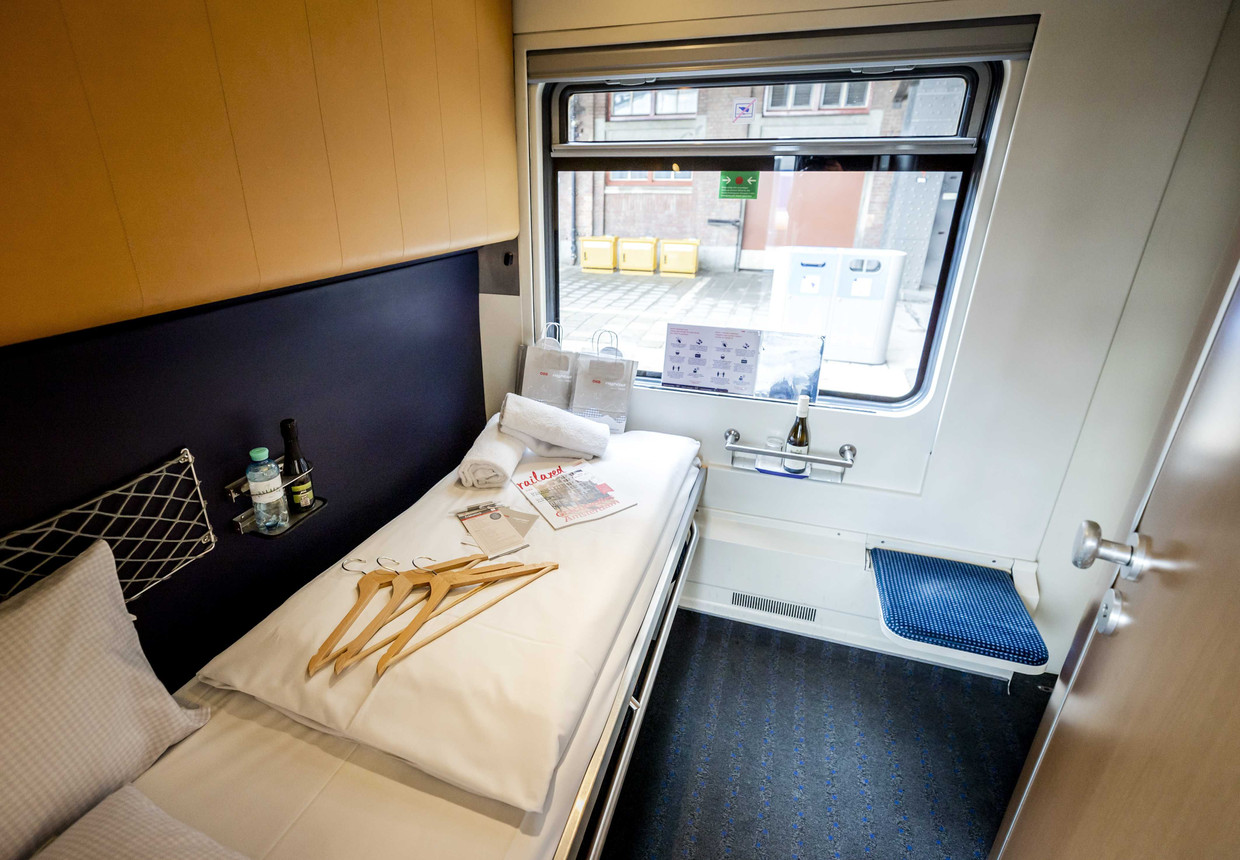 Het opklapbedje in de Nightjet, de nachttrein tussen Amsterdam en Oostenrijk, op Amsterdam Centraal.  Beeld ANP