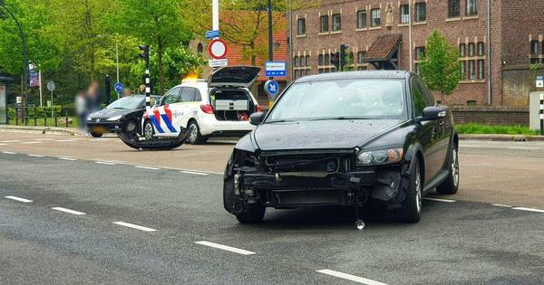 Botsing tussen twee auto’s in Enschede.