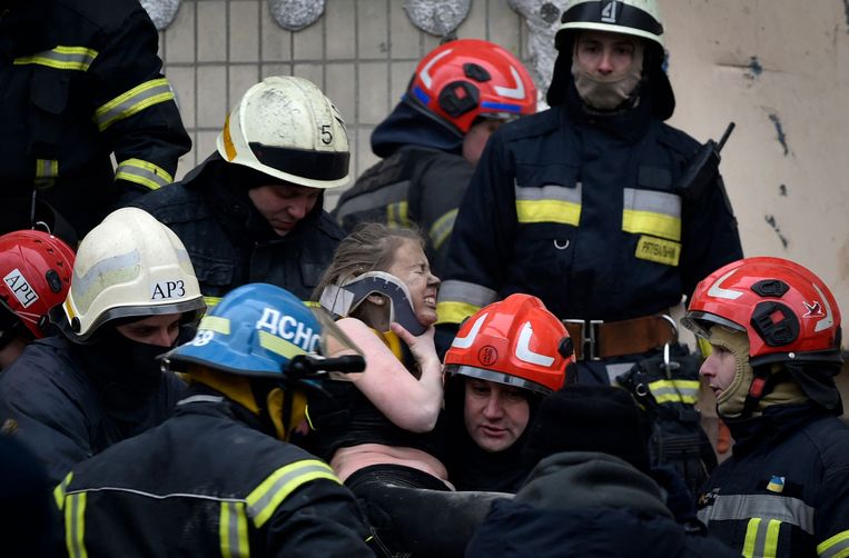 Almeno 29 persone sono state uccise in un attacco missilistico russo contro un edificio residenziale a Dnipro