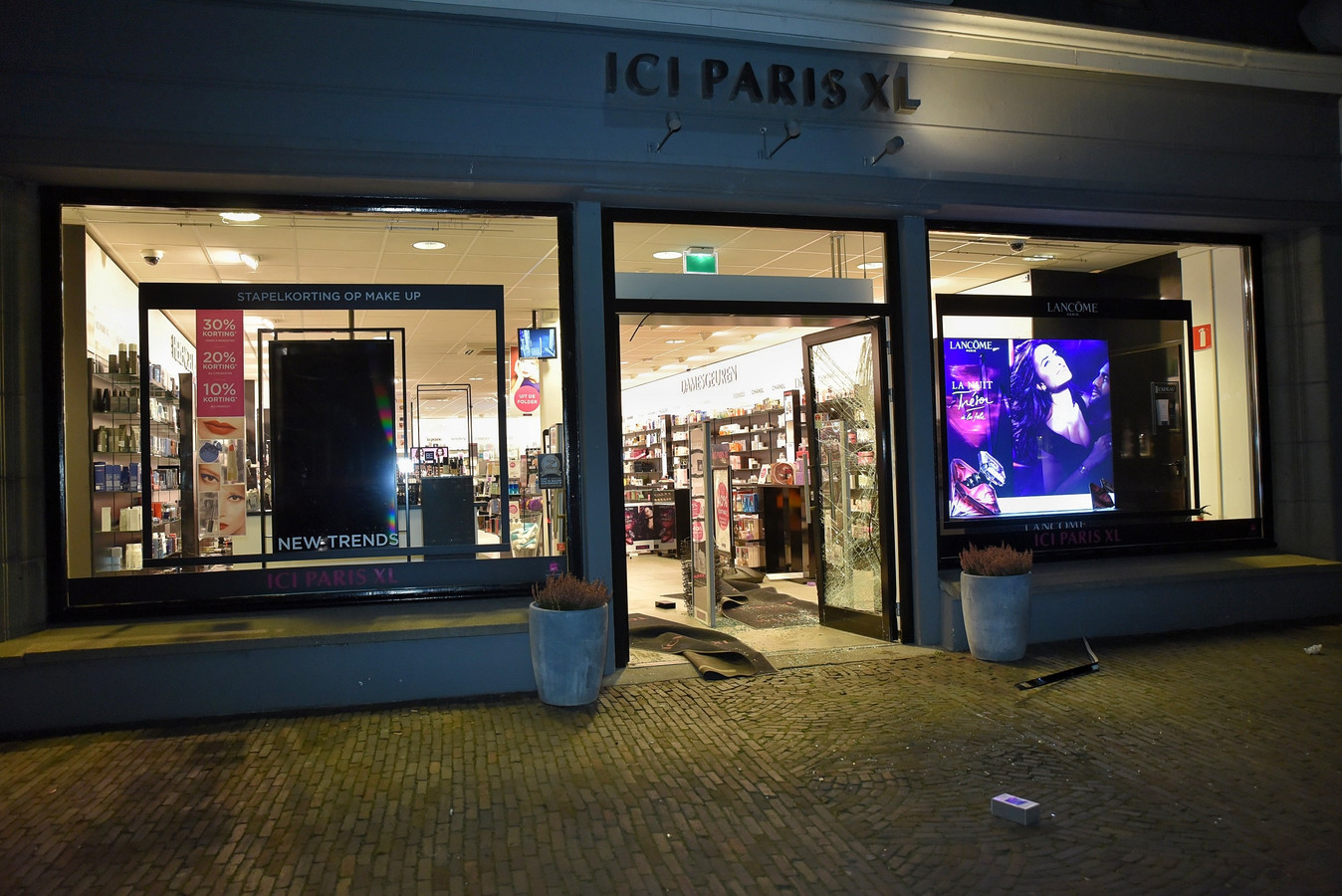kever as tellen Puinruimen bij ICI Paris XL Oisterwijk na ramkraak, daders spoorloos | Foto  | bd.nl