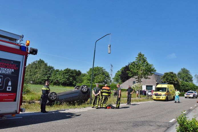 Auto botst tegen boom en belandt op zijn dak Moergestel.