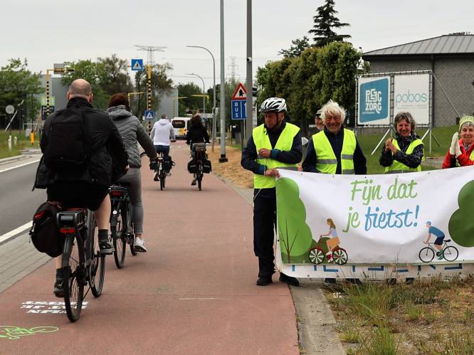 Fietsersbond geeft applaus aan fietsers in Hoogkamerstraat