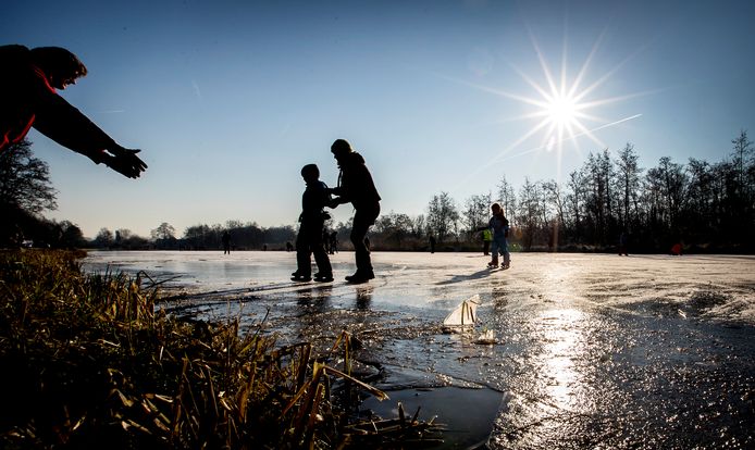 Schaatsers op de Ankeveense Plassen