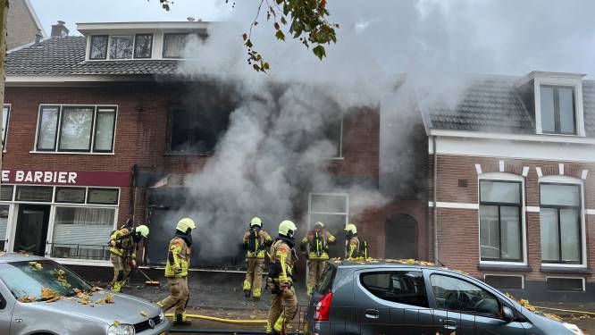 Uitslaande brand verwoest woning in Deventer: ‘Ik zie opeens een enorme vlam uit de voorkant slaan’