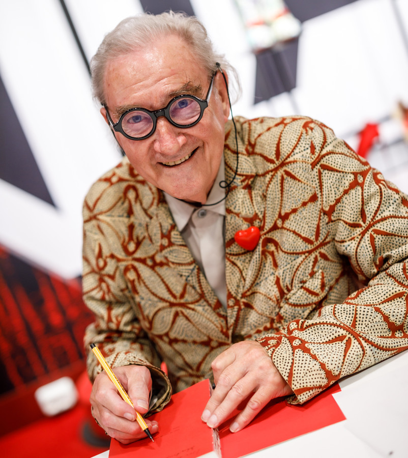 ‘Crazy Shoemaker’ Jan Jansen signeert zijn schoenen op Fashion Day in ...