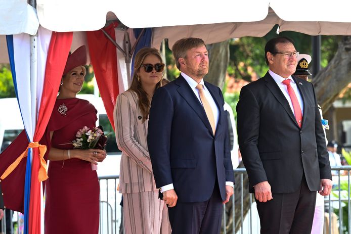 Het onthaal voor het koninklijk gezelschap op Aruba: luisteren naar de volksliederen van Nederland en het aparte land binnen het koninkrijk, samen met gouverneur Alfonso Boekhoudt.