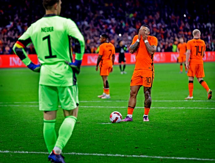 Memphis Depay staat klaar voor een penalty die na ingrijpen van de VAR niet genomen gaat worden.
