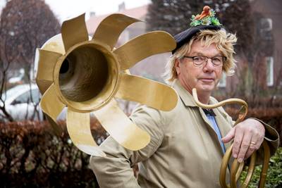 Theo (73) stopt na 50 jaar met tonpraten: ‘Het grootste compliment? Mensen die van het lachen in hun