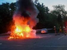 Grote vlammen slaan uit brandende Pick-up in Sibculo