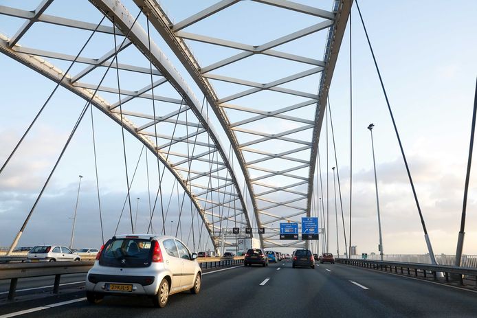 Verkeer op de Brienenoordbrug bij Rotterdam